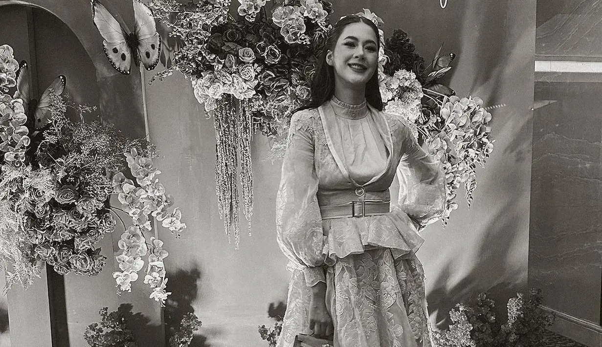 Paula Verhoeven tampil memukau dengan tutu dress dan blazer dengan bordiran bunga yang apik. [@paula_verhoeven]