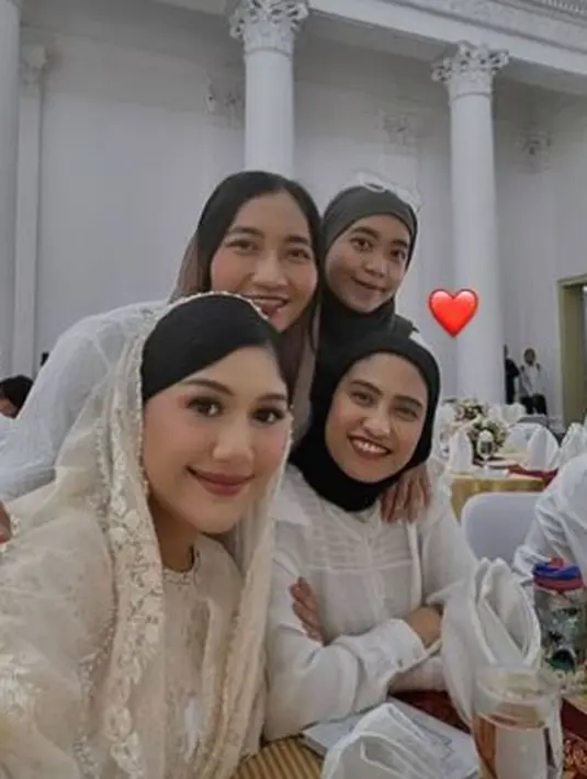 Memadukan warna gold dan cokelat di mata serta ditutup dengan lipstik terakota. [@erinagudono]