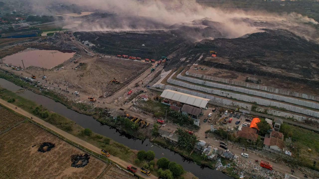 FOTO: Hari Kedelapan Kebakaran TPA Jatiwaringin Belum Padam