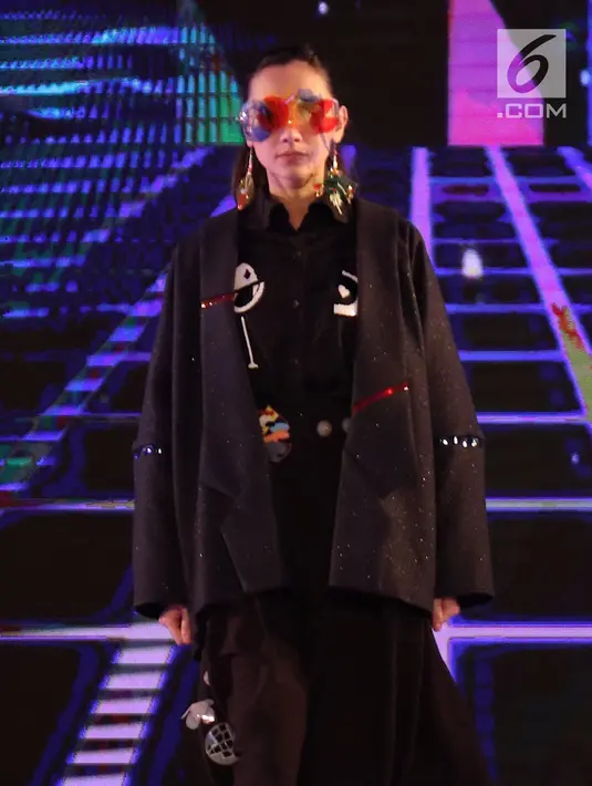 Salah satu busana yang ditampilkan dalam acara Senayan City Fashion Nation 12th Edition di Jakarta, Rabu (11/4). (Liputan6.com/Immanuel Antonius)