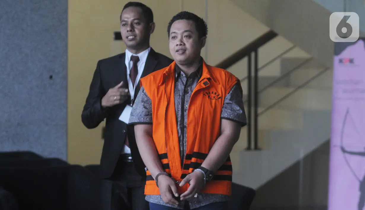 Asisten Pribadi Mantan Menpora Imam Nahrawi, Miftahul Ulum meninggalkan gedung KPK usai pemeriksaan, Rabu (8/1/2020). Berkas perkara tersangka Miftahul Ulum terkait kasus korupsi dana hibah dari pemerintah kepada KONI telah lengkap (P21) dan siap untuk disidangkan. (merdeka.com/Dwi Narwoko)