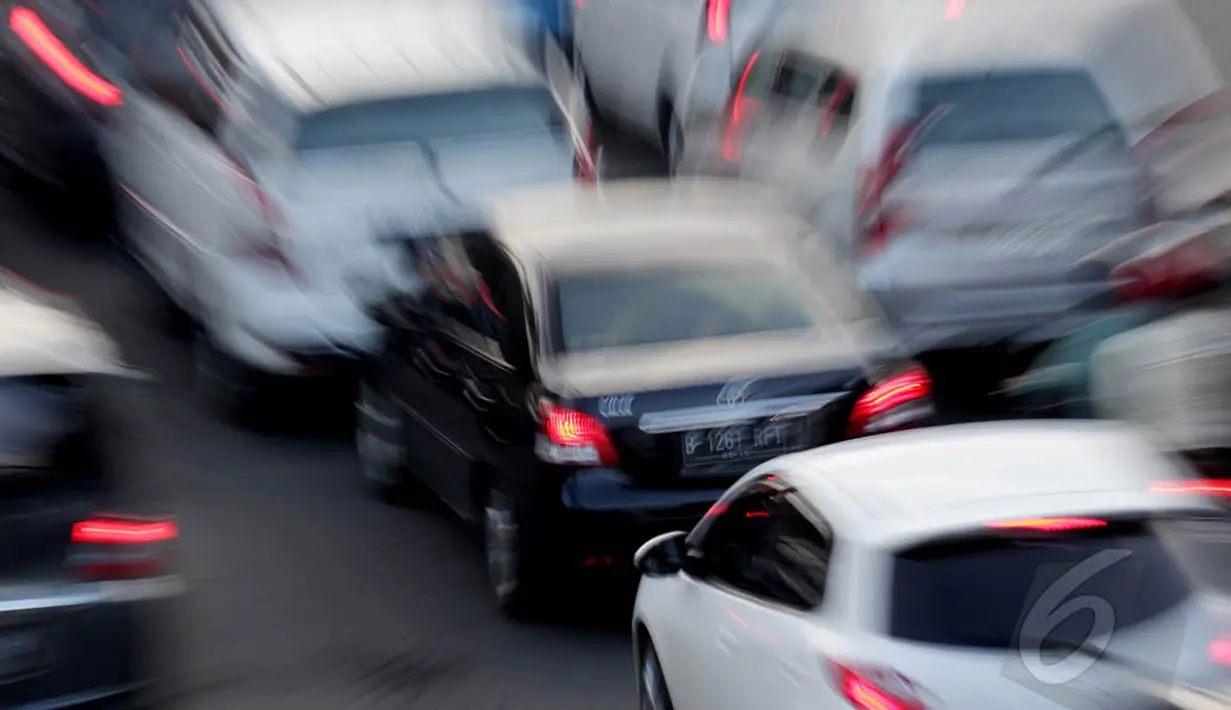 Kendaraan bermotor memadati persimpangan Jalan Medan Merdeka Timur, Jakarta, Rabu (14/1/2015). (Liputan6.com/Faizal Fanani)
