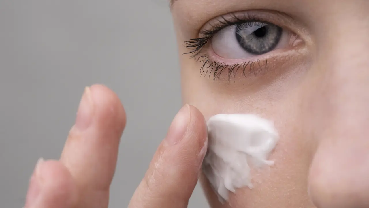 Kesalahan Penggunaan Eye Cream yang Dapat Merusak Kulit di Sekitar Mata (Freepik)