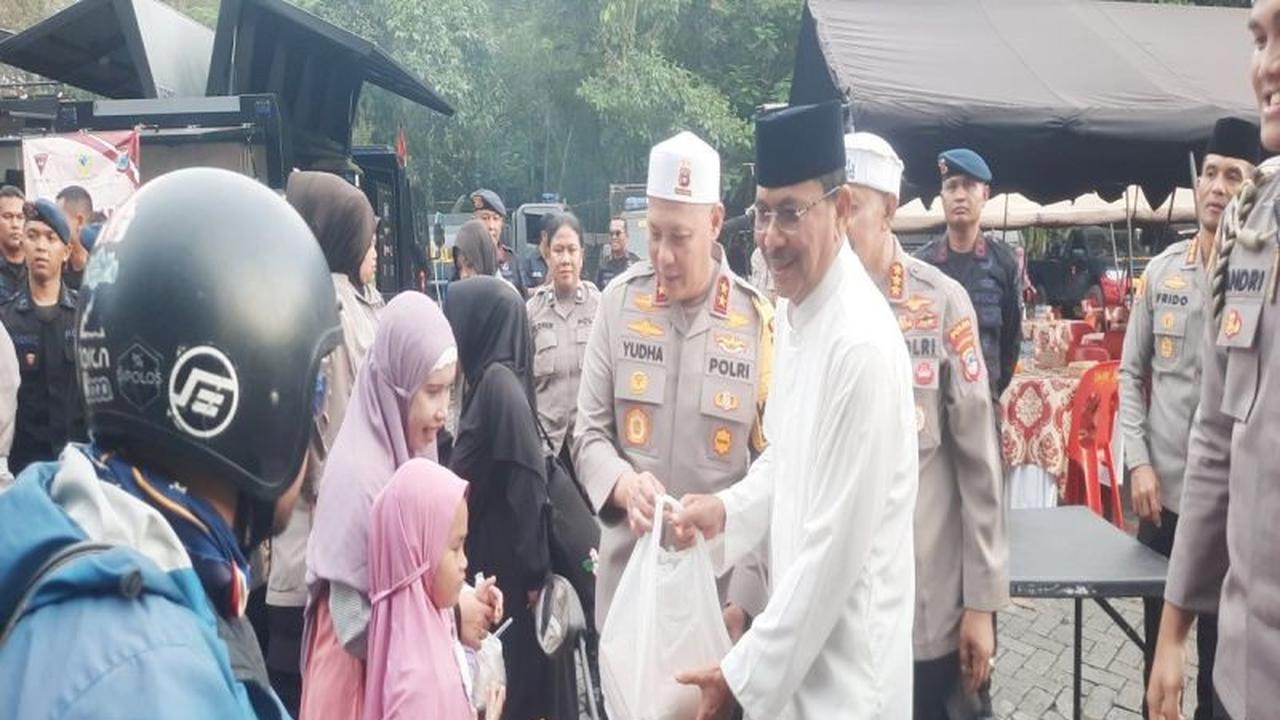 Dapur Lapangan Polda Kalsel Bagikan 1.400 Takjil, Pererat Kebersamaan dengan Masyarakat