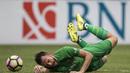Striker Bhayangkara FC, Ilija Spasojevic, terjatuh saat melawan Borneo FC pada laga Liga 1 Indonesia di Stadion Patriot, Bekasi, Rabu (20/9/2017). Bhayangkara menang 2-1 atas Borneo. (Bola.com/Vitalis Yogi Trisna)