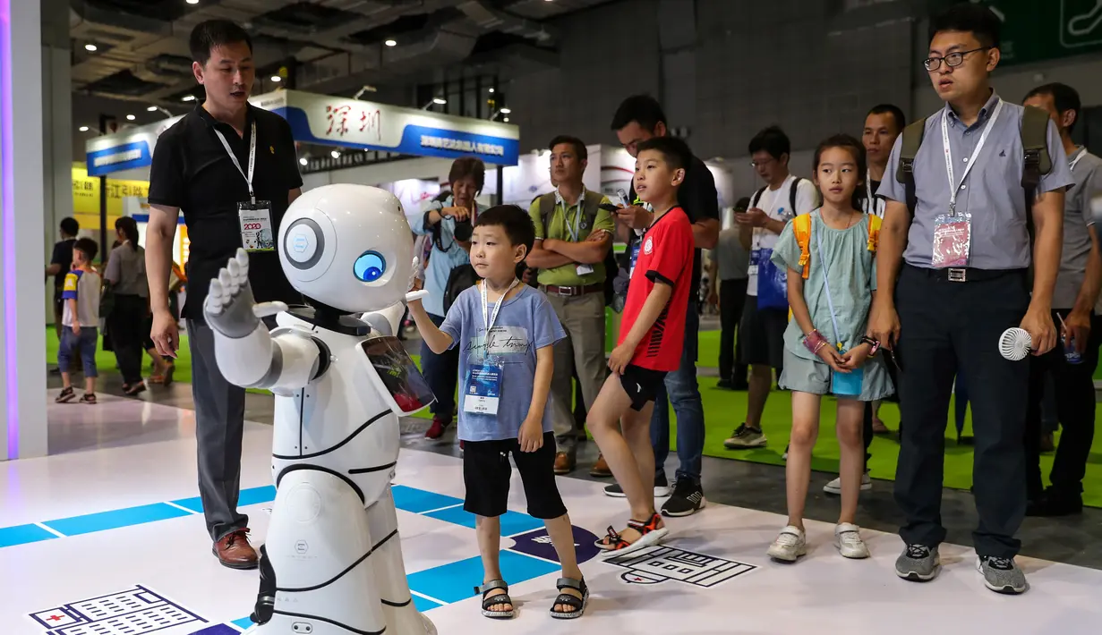 Anak-anak melihat robot untuk keperluan pendidikan selama Pameran Robot Internasional China di Shanghai (10/7/2019). Pameran yang menghadirkan robot-robot canggih ini diselenggarakan dari 10 sampai 13 Juli 2019. (AFP Photo/STR)