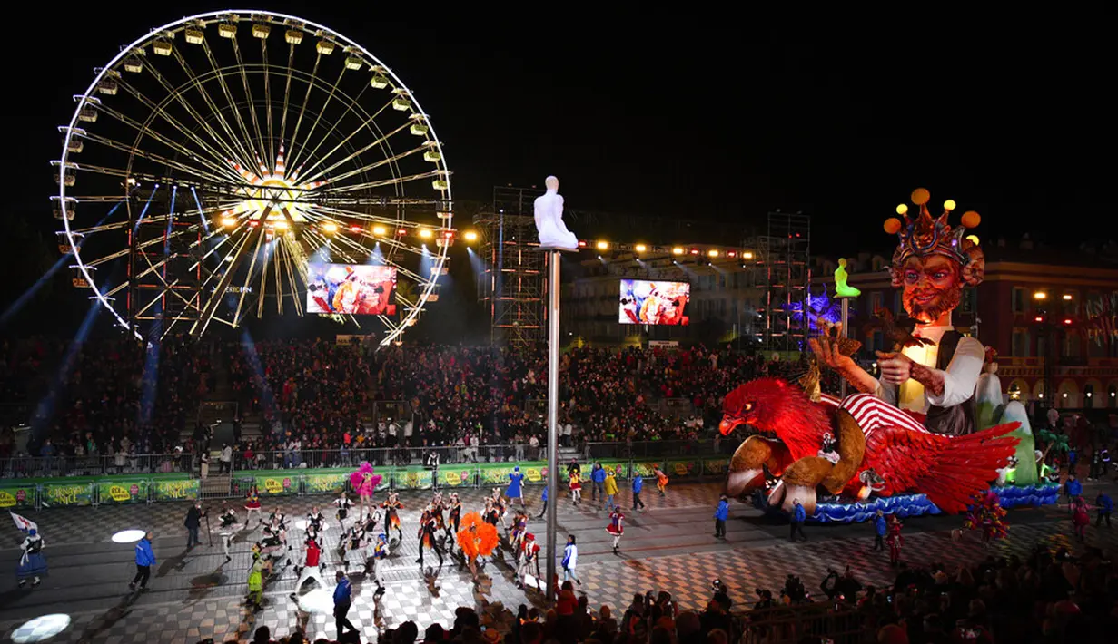 Karnaval Raja Hewan berparade melalui Place Massena saat upacara pembukaan Karnaval Nice di Nice, Prancis, 11 Februari 2022. Tema karnaval edisi ke-149 kali ini adalah Raja Hewan. (AP Photo/Daniel Cole)