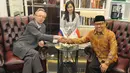 Ketua Umum PKB Muhaimin Iskandar berjabat tangan dengan Dubes Rusia untuk Indonesia Mikhail Galuzin di Kantor DPP PKB, Jakarta, Rabu (7/6). Kedatangan Dubes Rusia untuk membahas peluang kerja dalam penanggulangan terorisme. (Liputan6.com/Helmi Afandi)