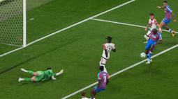 Pemain berkebangsaan Prancis tersebut sukses menjebol gawang Rayo Vallecano setelah memanfaatkan rebound tendangan Adam Wharton pada menit ke-50. (AP Photo/Markus Schreiber)