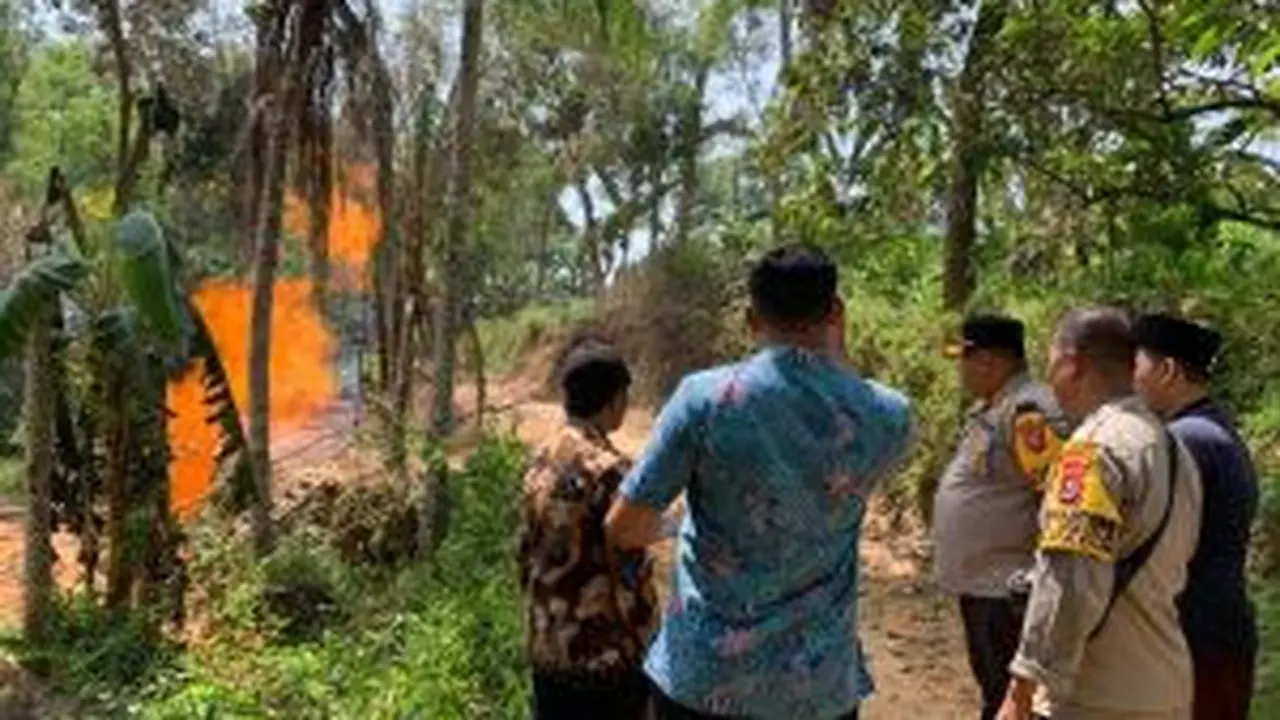 Semburan air dari sumur bor di Pamekasan berubah menjadi semburan api. (Istimewa)