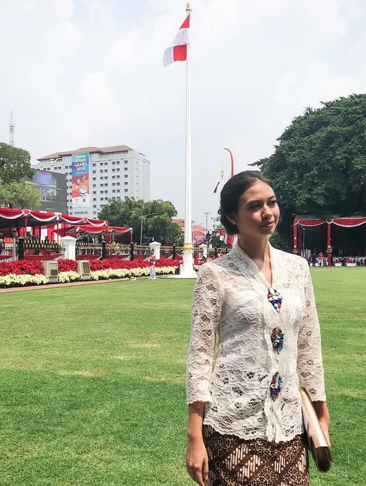 Saat upacara bendera di Istana Merdeka Yuli mengenakan kebaya putih dengan kombinasi rok batik. (Liputan6.com/IG/@yukikt)
