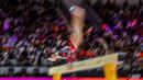 Pesenam China, Zhang Qingying beraksi pada nomor balok keseimbangan final aparatus putri Kejuaraan Dunia Gimnastik 2025 di Indonesia Arena, Senayan, Jakarta, Sabtu (25/10/2025). (Bola.com/Bagaskara Lazuardi)