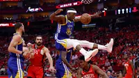 Jimmy Butler terjatuh dengan keras saat Warriors melawan Rockets di playoff NBA (AFP)