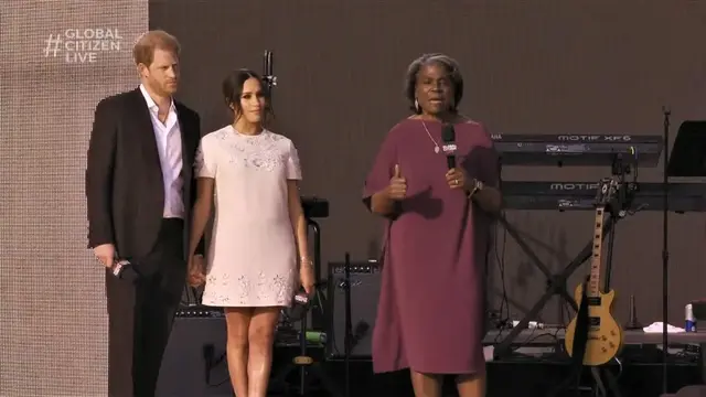 Inspirasi Padu Padan Mantel ala Meghan Markle, Bikin Kesan Ramping