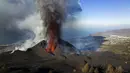 Lava mengalir dari gunung berapi di pulau Canary La Palma, Spanyol (30/11/2021). Beberapa lubang vulkanik baru dibuka di La Palma, melepaskan lava baru yang mengalir cepat menuruni punggung bukit dan akan memperluas dampak pada tanah yang dievakuasi , infrastruktur dan rumah. (AP/Emilio Morenatti)