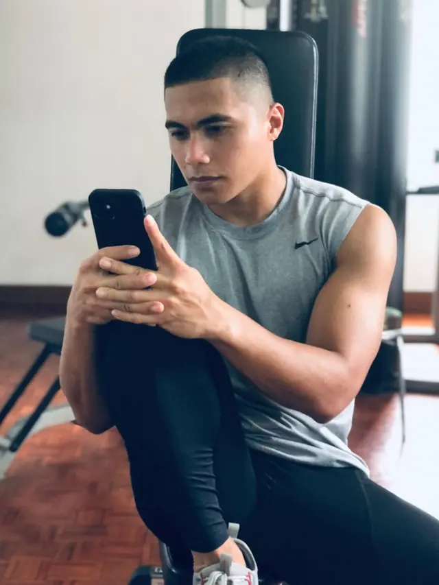 6 Potret Terbaru Aprilia Manganang yang Makin Macho, Pamer Perut Sixpack