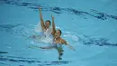 Atlet renang indah Indonesia, Adela Amanda Nirmala dan Claudia M Suyanto melalukan Duet Technical Routine di OCBC Aquatic Centre, Singapura, Selasa (2/6/2015). Adela A Nirmala dan Claudia M Suyanto menempati posisi ke-4. (Liputan6.com/Helmi Fithriansyah)