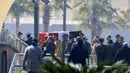 Para penjaga kehormatan membawa peti jenazah mantan presiden Hosni Mubarak saat upacara pemakaman di Masjid Tantawi, Kairo, Mesir, Rabu (26/2/2020). Mubarak dimakamkan di kampung halamannya, area sungai Nil. (Khaled DESOUKI/AFP)