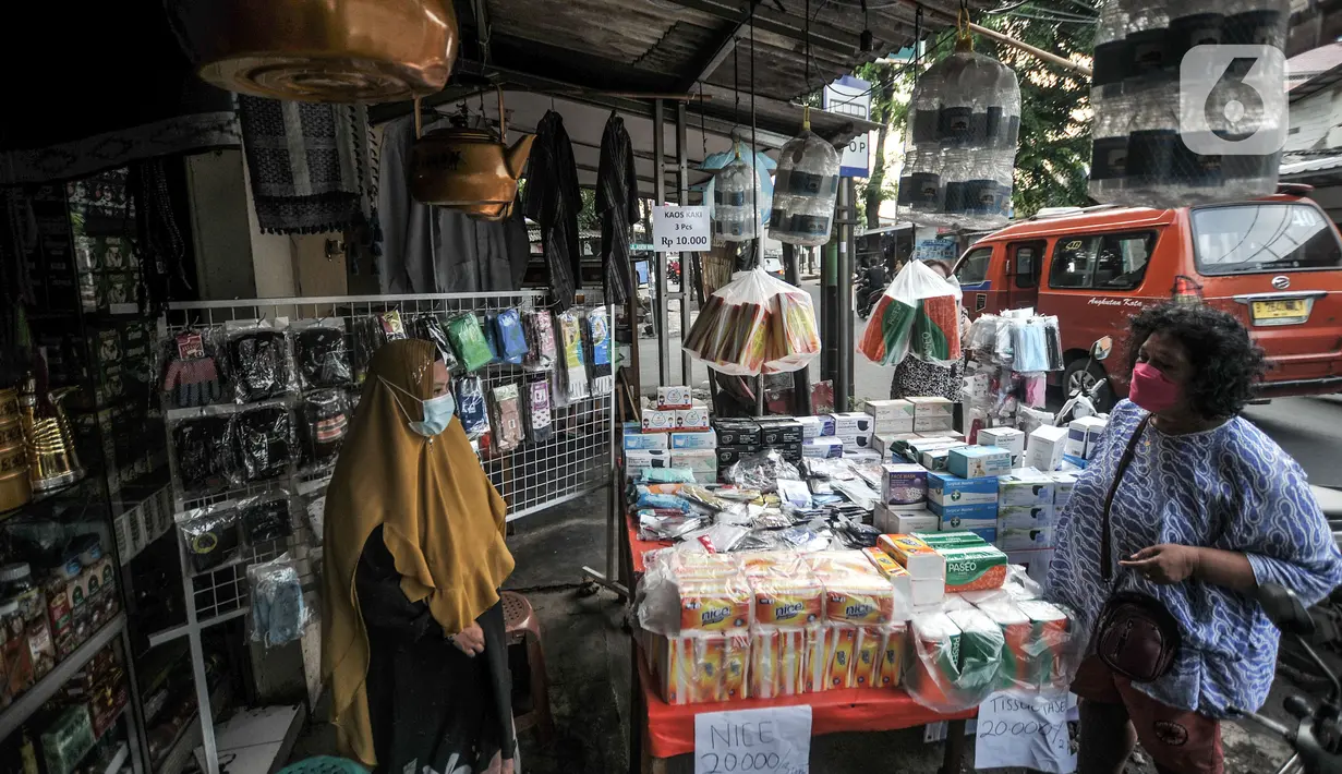 Keluarga Edi saat melayani calon pembeli masker di Jalan Raya Pondok Gede, Jakarta, Rabu (21/7/2021). (merdeka.com/Iqbal S. Nugroho)