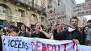 Sejumlah pelajar berjalan bersama saat mengikuti aksi protes terkait kondisi sekolah yang kekurangan sumber daya di Bordeaux, Prancis, Selasa (6/10/2026). Aksi tersebut merupakan bagian dari gerakan pelajar sekolah menengah dan mahasiswa yang menyuarakan persoalan pendidikan, termasuk keterbatasan pendanaan, kekurangan tenaga pengajar, kepadatan ruang kelas, serta kondisi infrastruktur sekolah. Para pelajar turun ke jalan untuk menyampaikan aspirasi dan menuntut perhatian terhadap kondisi pendidikan di Prancis. (AP Photo/Caroline Blumberg)