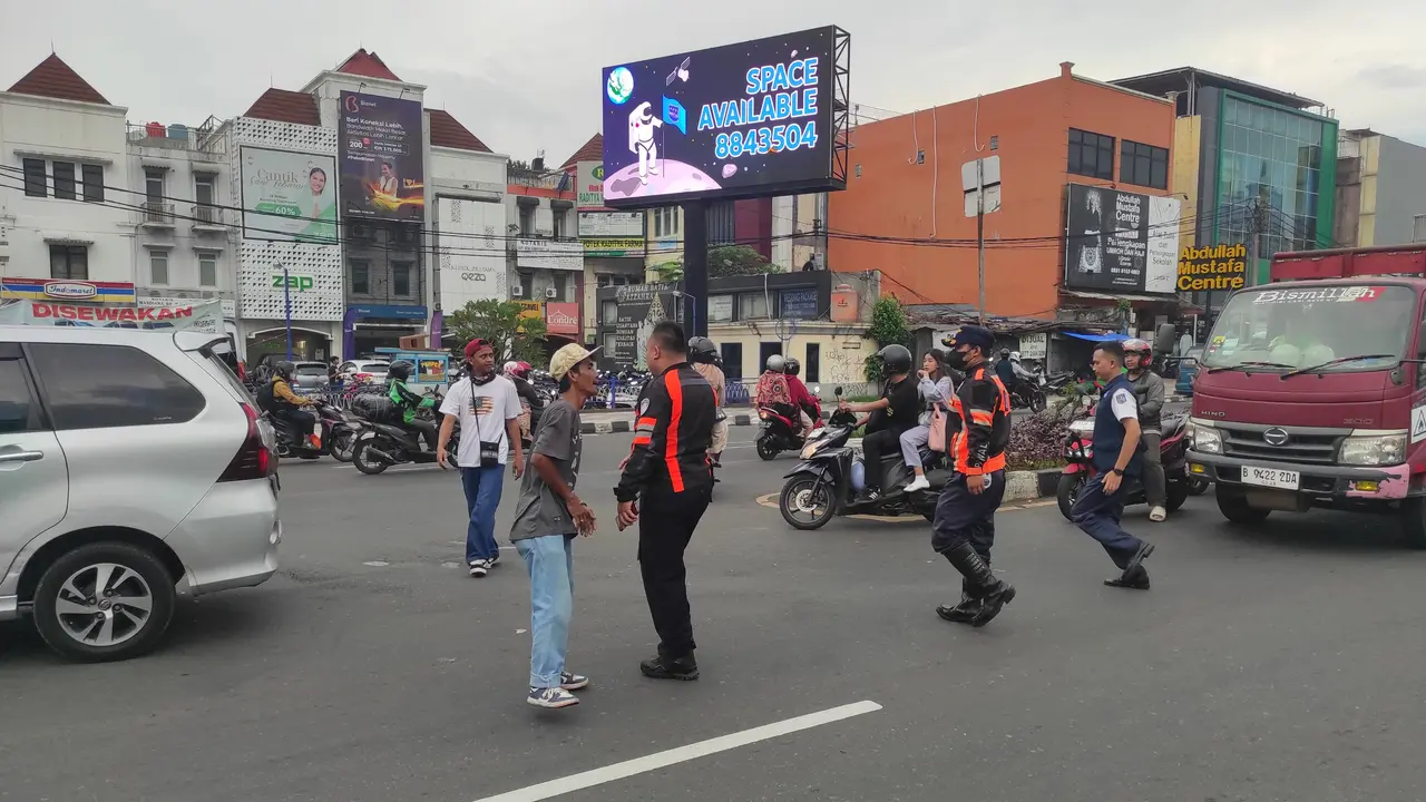 Dishub Kota Depok menertibkan ‘pak ogah’ di Jalan Raya Margonda, Depok. (Dokumentasi Dishub Depok)