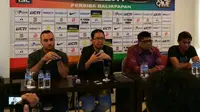 Persiba Balikpapan menggelar sesi jumpa pers jelang ISC 2016 yang dihadiri di antaranya Jaino Matos (pelatih kepala), Bima Sakti (asisten pelatih merangkap pemain), dan Joko Driyono (Komisaris PT GTS). (Bola.com/Twitter Persiba FC Official)