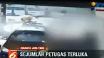 Seperti yang terlihat dalam rekaman CCTV, terlihat sepeda motor mendekati petugas yang akan memeriksa.