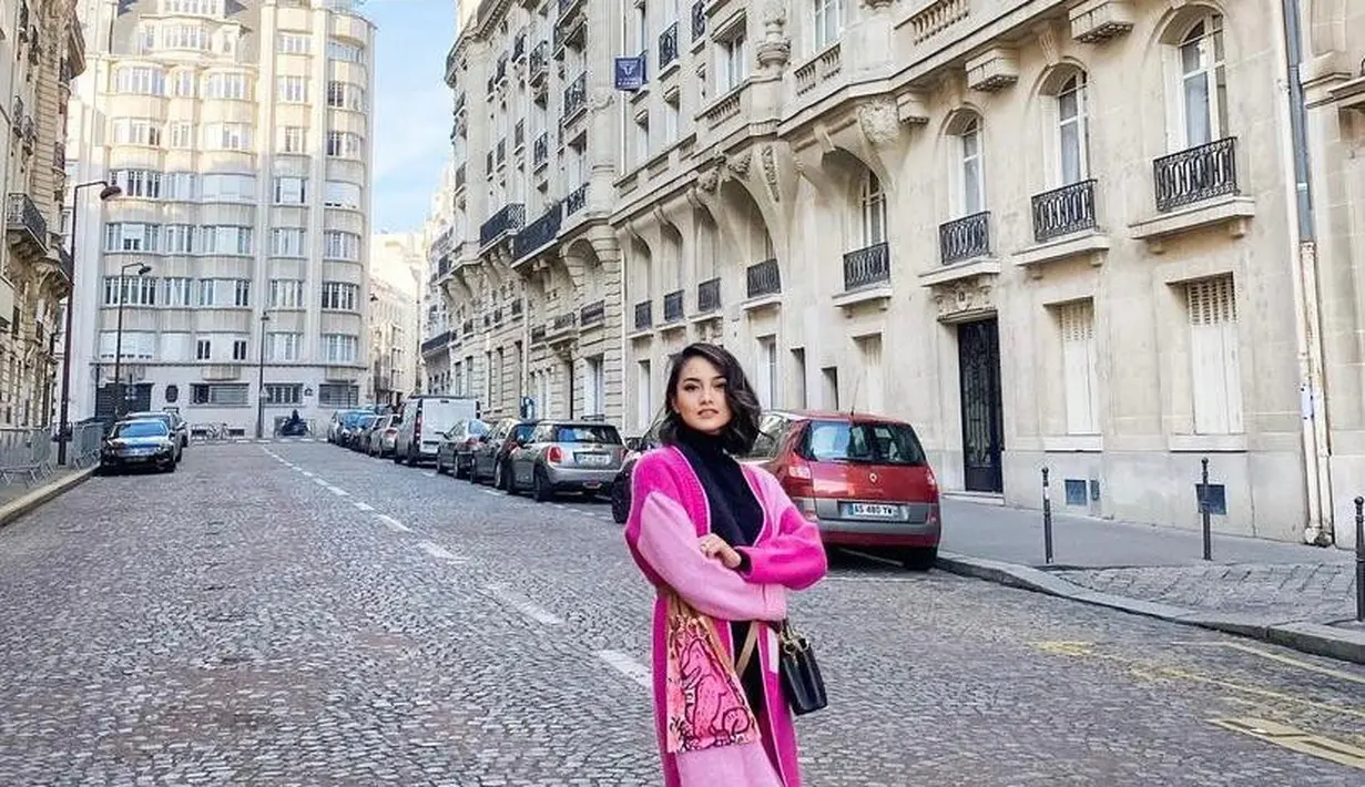 Gaya jalan-jalan yang modis, bisa tiru penampilan Ririn Ekawati satu ini. Padukan colour blocks cardigan nuansa pink, dengan atasan dan bawahan serba hitam. (Instagram/ririnekawati).