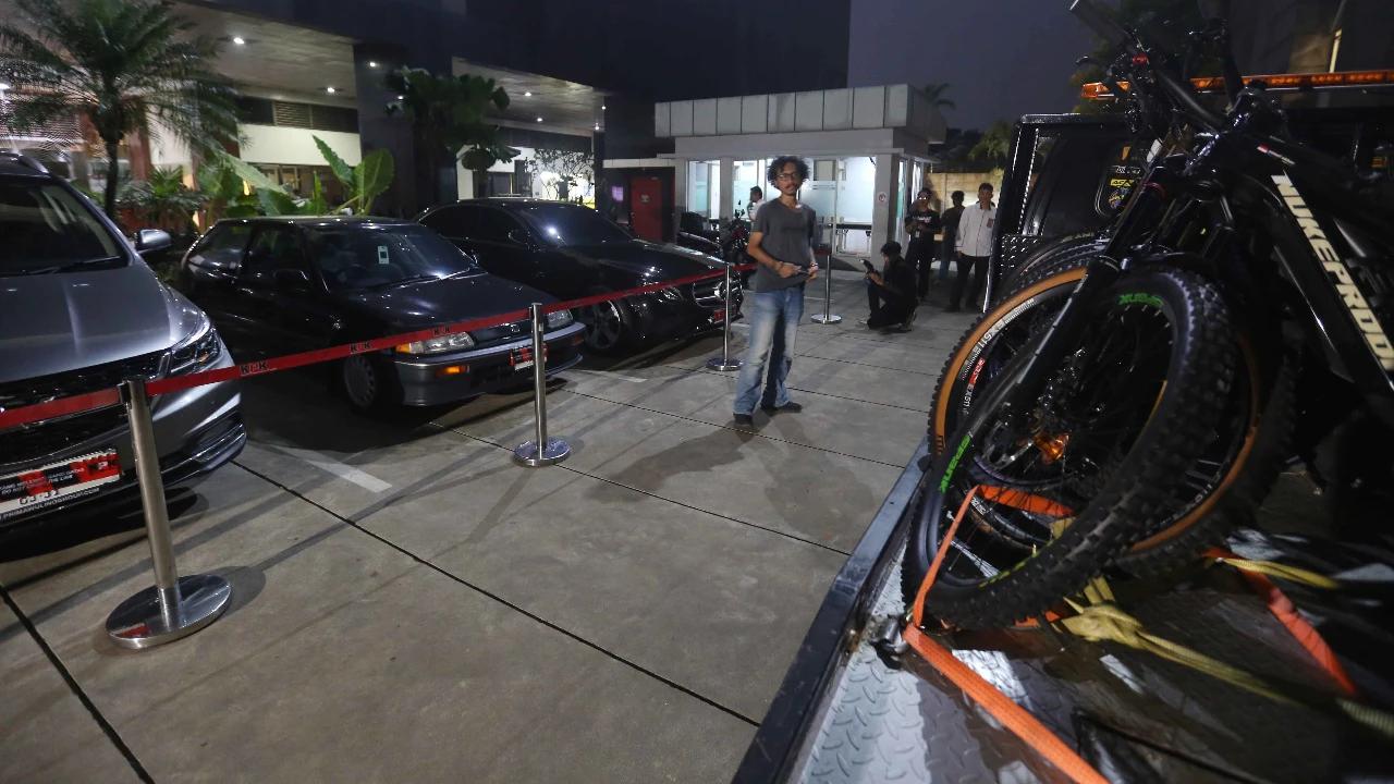 FOTO: KPK Sita Puluhan Kendaraan Usai OTT Imigrasi Jakarta Barat