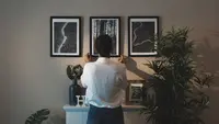 Panduan Tinggi yang Tepat untuk Menggantung Foto di Dinding agar Terlihat Estetik, Dijamin Rapi