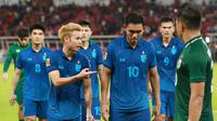 Pemain Thailand, Theerathon Bunmathan (kiri) berbincang dengan Teerasil Dangda setelah berakhirnya laga matchday ketiga Grup A Piala AFF 2022 menghadapi Indonesia di Stadion Utama Gelora Bung Karno, Senayan, Jakarta, Kamis (29/12/2022) sore WIB. (Bola.com/M Iqbal Ichsan)