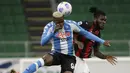 Penyerang Napoli, Victor Osimhen melompat saat berebut bola dengan gelandang AC Milan, Franck Kessie dalam duel lanjutan Liga Italia musim 2020/21 di San Siro, Senin dinihari WIB (15/3/2021). AC Milan menyerah dengan skor tipis 0-1 ketika menjamu Napoli. (AP Photo/Luca Bruno)