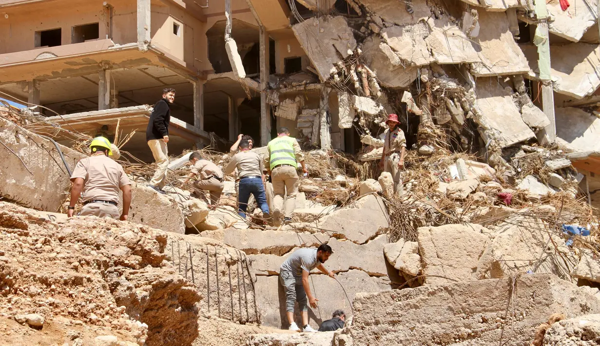 Pihak otoritas Libya melaporkan sedikitnya 5.300 jiwa menjadi korban dalam bencana ini. (AP Photo/Yousef Murad)