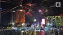 Suasana pesta kembang api saat momen tahun baru 2023 di kawasan Bundaran HI, Jakarta, Senin (1/1/2023). Pemprov DKI Jakarta melarang petasan selama pesta pergantian tahun. Meski demikian, masih banyak warga yang tetap menyalakan petasan di Bundaran HI, Jakarta, pada Sabtu (31/12/2022) hingga Minggu (1/1/2023) dini hari. (Liputan6.com/Angga Yuniar)