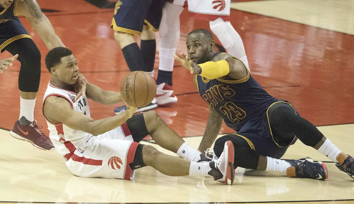 Pemain Raptors, Kyle Lowry #7 berebut bola dengan LeBron James #23 pada laga final wilayah timur NBA playoffs 2016 di Air Canada Centrer (27/5/2016). (Nick Turchiaro-USA TODAY Sports)