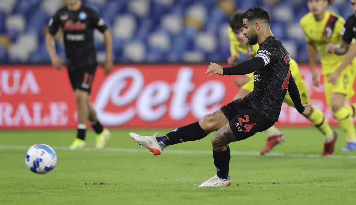 Penyerang Napoli, Lorenzo Insigne saat mencetak gol lewat  titik penalti ke gawang Bologna pada pertandingan Liga Serie A Italia di stadion Diego Armando Maradona di Naples Jumat (29/10/2021). Insigne mencetak dua gol dan mengantar Napoli menang 3-0. (Alessandro Garofalo/LaPresse via AP)