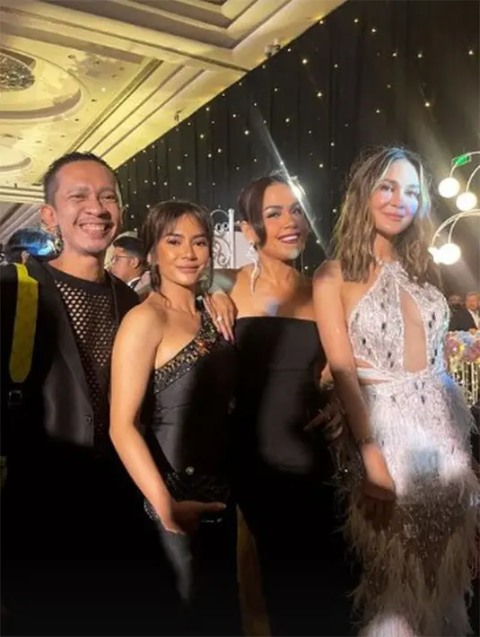 Presenter Melaney Ricardo membagikan momen bersama dengan Aming, Masayu Anastasia dan Luna Maya yang tampil cantik dalam acara tersebut. [Instagram/melaneyrocardo]