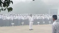 Upacara bendera pada Senin (14/10/2019) pagi, di SMAN 12 Palembang diselimuti kabut asap pekat (Liputan6.com / Nefri Inge)