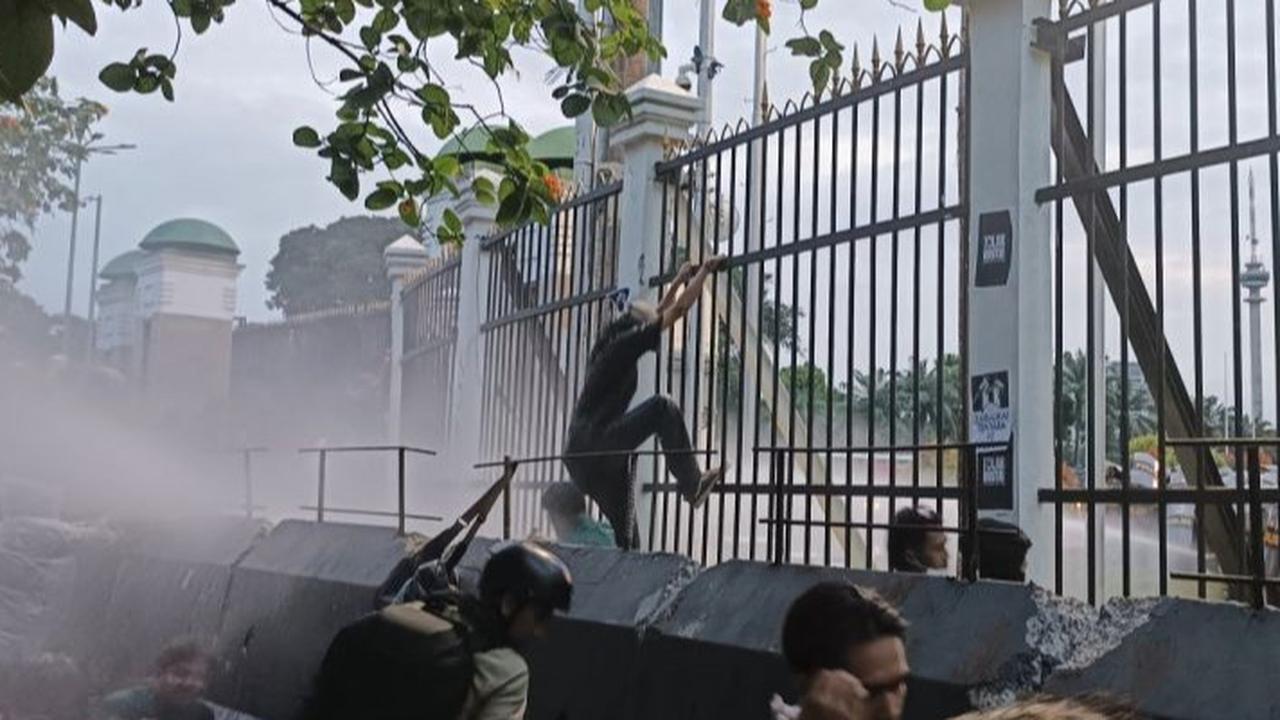 Demo Menolak UU TNI di DPR Ricuh, Tiga Mahasiswa UI Luka-Luka Dibawa ke RS