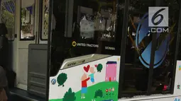 Seorang anak berkebutuhan khusus melukis bus Transjakarta di halaman Balai Kota, Jakarta, Jumat (20/4). Kegiatan tersebut dalam rangka memperingati Hari Kartini. Tema lukisan yang diangkat adalah ‘Ibuku Perempuan Tangguh’. (Liputan6.com/Arya Manggala)