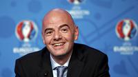 Sekretaris Jendral UEFA, Gianni Infantino, mempertimbangkan untuk menggunakan teknologi Garis Gawang pada Liga Champions dan Liga Europa musim depan. (Reuters/Benoit Tessier)