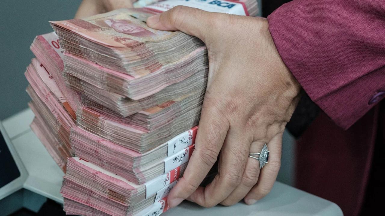 Membongkar Penyebab Rupiah Anjlok ke Level Rp18.129 per USD dan IHSG Terkoreksi Tajam ke 5.431