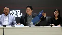 Ketua PSSI, Erick Thohir, dalam konferensi pers di GBK Arena, Jakarta, Kamis (22/6/2023). (Bola.com/Muhammad Iqbal Ichsan)