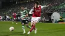 Bek Arsenal Takehiro Tomiyasu menendang bola dalam laga leg pertama babak 16 besar Liga Europa 2022-2023 kontra Sporting CP di Estadio Jose Alvalade, Jumat (10/3/2023) dini hari WIB. Sementara gol tuan rumah dicetak Goncalo Inacio dan Paulinho. (AP Photo/Armando Franca)