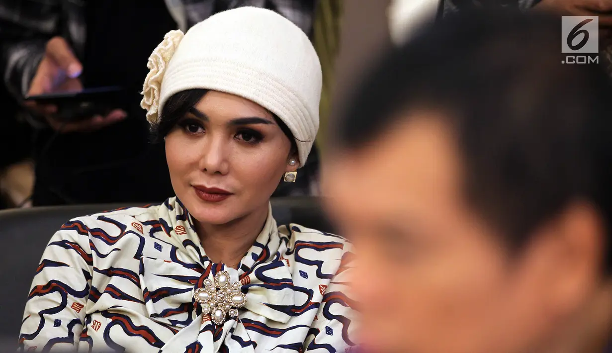 Yuni Shara bersama musikus lainnya menemui Ketua DPR Bambang Soesatyo di Kompleks Parlemen, Senayan, Jakarta, Senin (28/1). Pertemuan membahas hasil kajian RUU Permusikan yang dilakukan bersama Koalisi Seni Indonesia dan KAMI. (Liputan6.com/Johan Tallo)