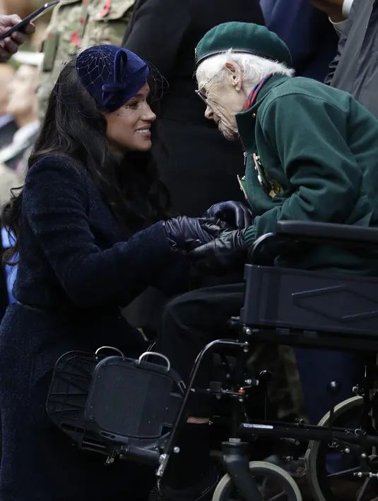 Duchess of Sussex Meghan Markle berbincang dengan salah satu veteran perang saat menghadiri Field of Remembrance di London, Inggris (7/11/2019). Field of Remembrance merupakan peristiwa salah satu dari banyak menjelang Remembrance Day secara resmi pada 11 November. (AFP Photo/Kirsty Wigglesworth)