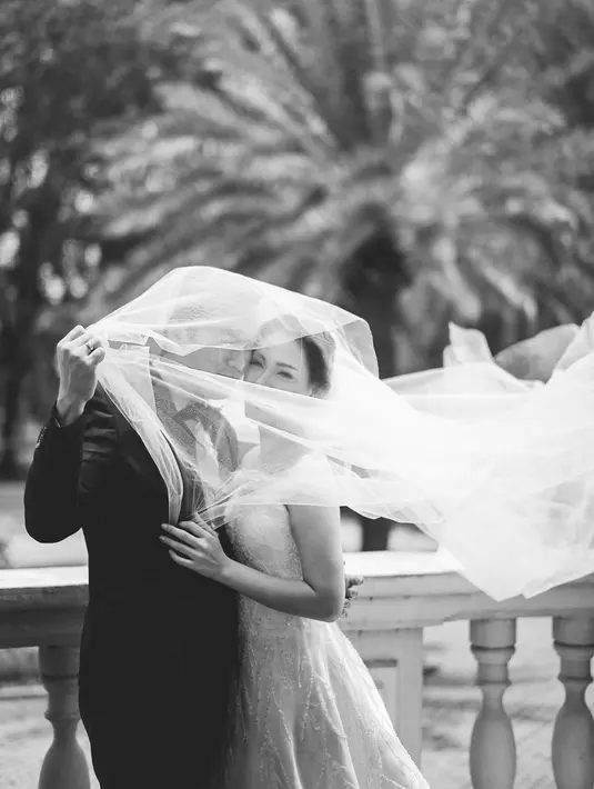 Lady Nayoan menyempurnakan penampilannya sebagai pengantin perempuan dengan menggulung rambutnya ke belakang. [Foto: Instagram/byantonius]