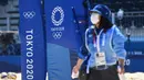 Petugas meninggalkan lapangan voli pantai usai melakukan sanitasi dan pembersihan jelang dimulainya Olimpiade Tokyo 2020 di Shiokaze Park, Tokyo, Jepang, Rabu (21/7/2021). Olimpiade Tokyo 2020 digelar dengan penerapan protokol kesehatan ketat guna mencegah penularan COVID-19. (Angela Weiss/AFP)
