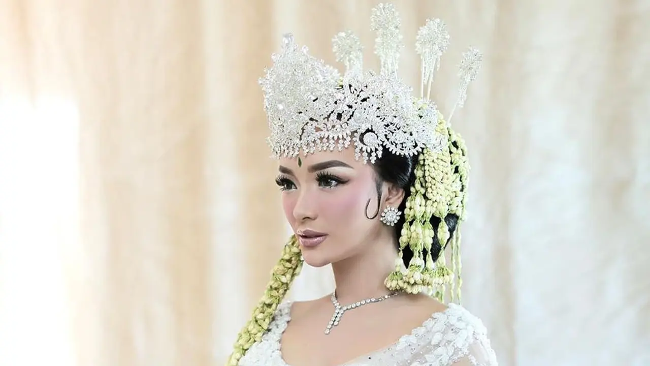 Zaskia Gotik. (Foto: Moza Wahyu Photography, dari Instagram @zaskia_gotik)