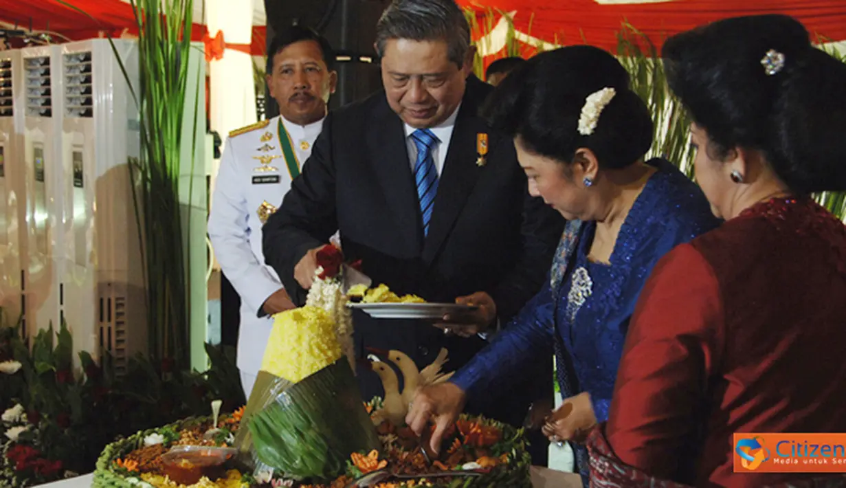 Citizen6, Halim: Presiden Republik Indonesia Dr. H. Soesilo Bambang Yudhoyono didampingi Panglima TNI Laksamana TNI Agus Suhartono, pada acara Syukuran Peringatan ke-67 Hari TNI 2012 di Halim Perdanakusuma, Jumat (5/10). (Pengirim: Badarudin Bakri) 